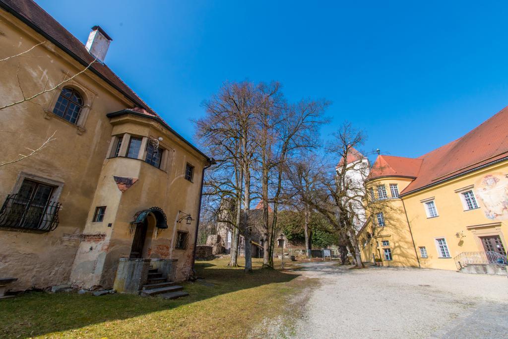 Hotel Schloss Neuburg - Hoftaferne Neuburg am Inn المظهر الخارجي الصورة